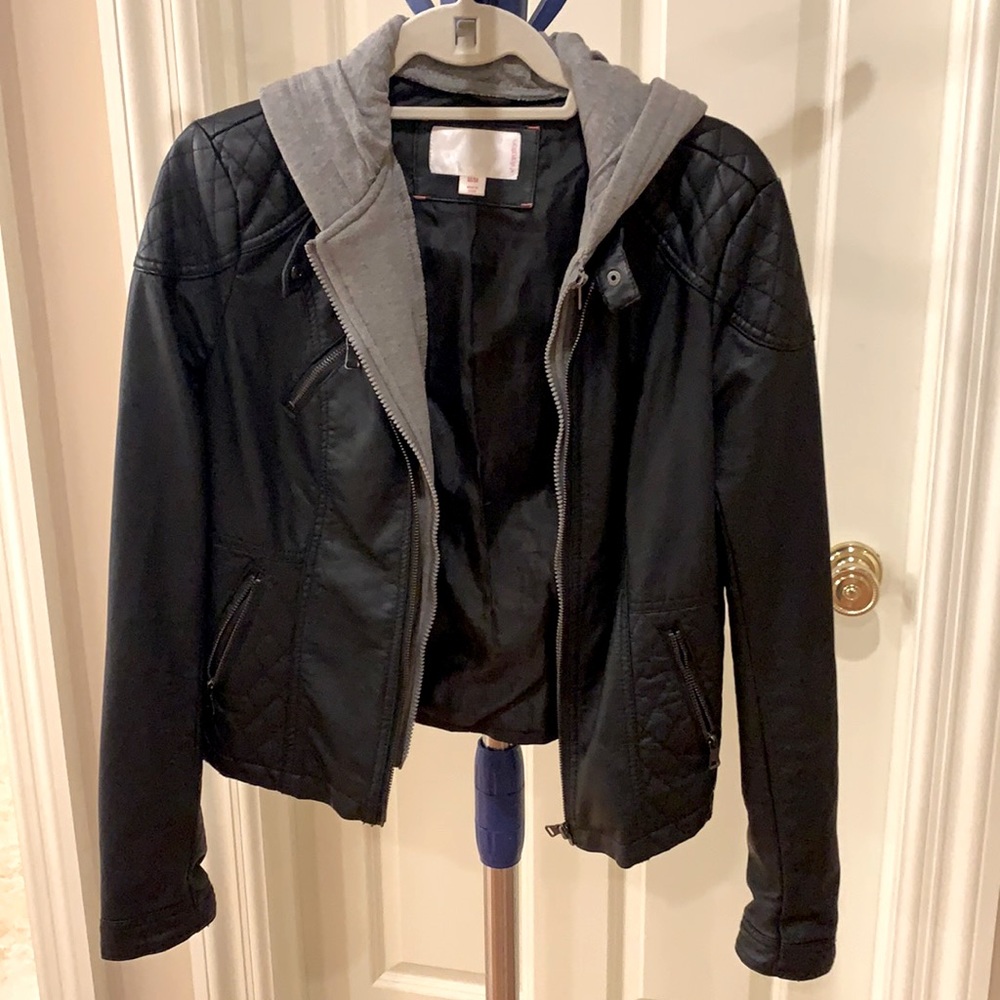 Bomber jacket. Leather with gray hood.